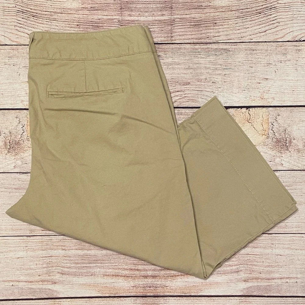 Dockers Khaki Mid Rise Curvy Capris - Picture 1 of 10